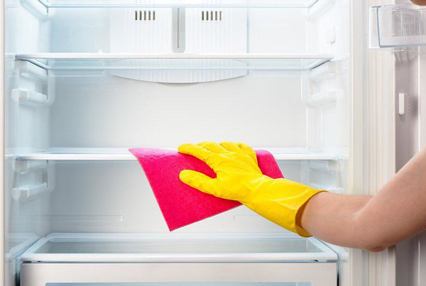 خطرات استفاده از سفیدکننده برای تمیز کردن یخچال